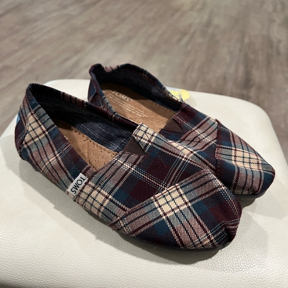 LAST PRICE🍒🤍 TOMS plaid comfort flats ✨ - Picture 2 of 13